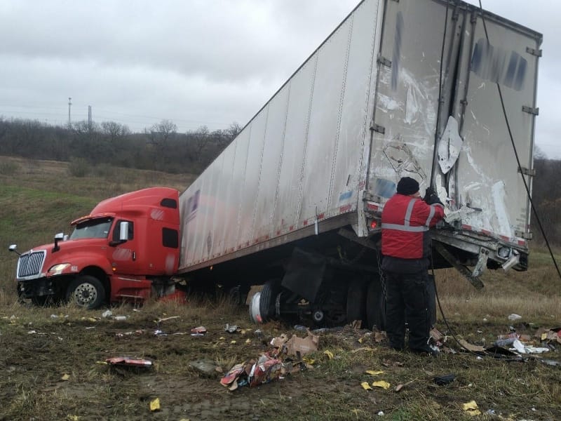 I-35 truck towing
